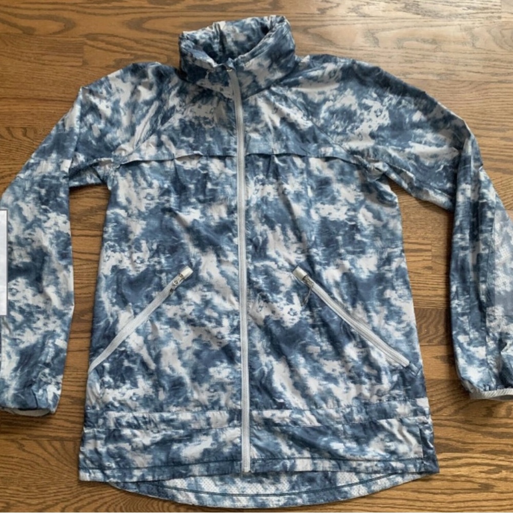 Lululemon Miss Misty Jacket Il
Sea Side Silver Fox Alberta Lake woman’s size 8